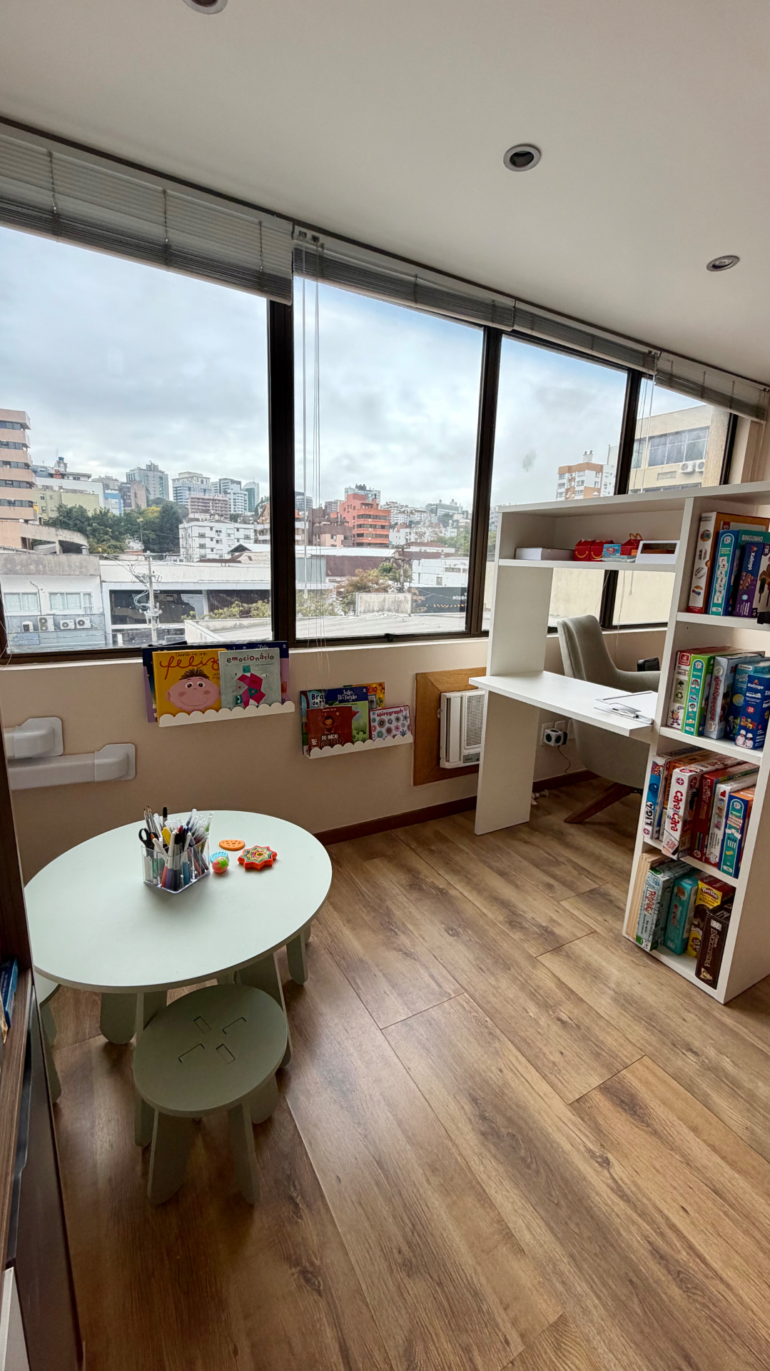 Consultório de Victória Mundstock — Mesa infantil e biblioteca no bairro Auxiliadora, Porto Alegre
