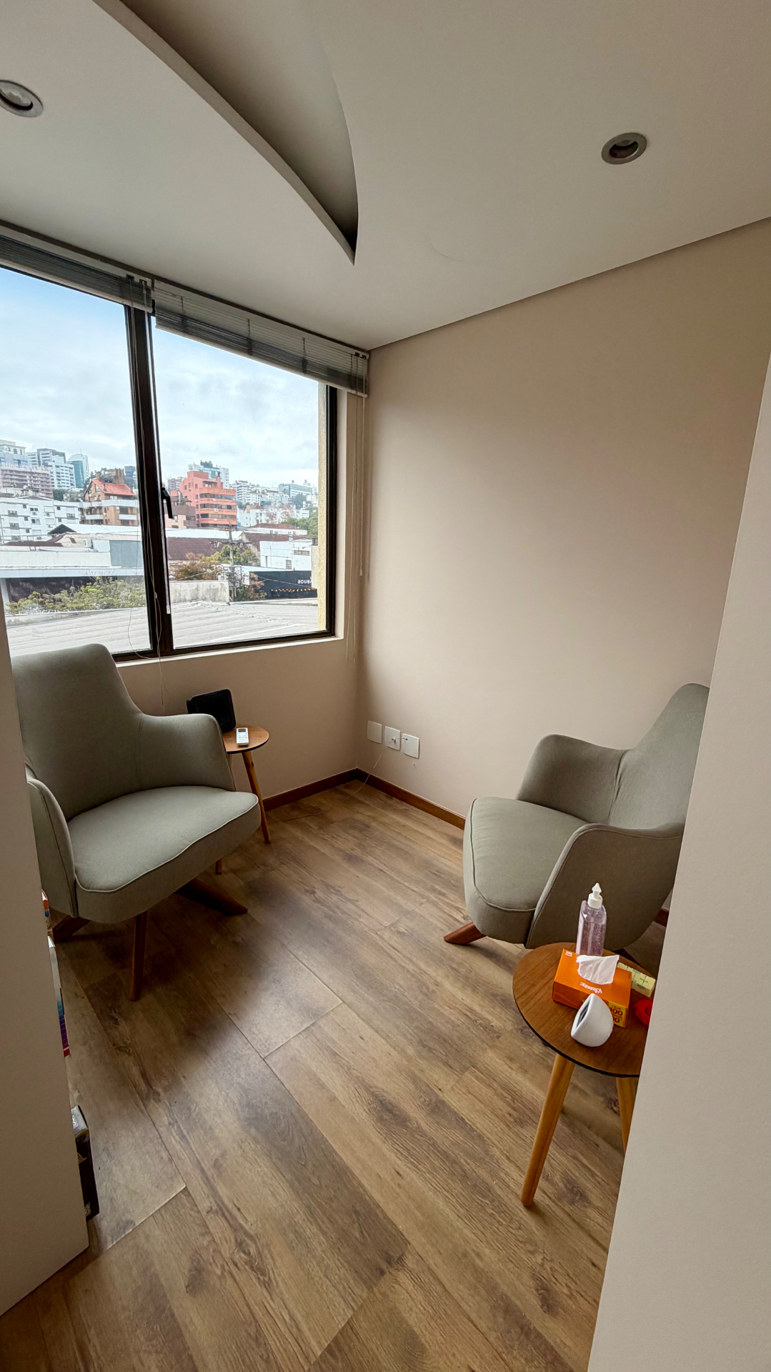 Consultório de Victória Mundstock — Sala de escuta com vista no bairro Auxiliadora, Porto Alegre